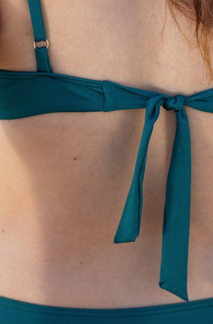 Bikini écologique vert émeraude noué dans le dos.