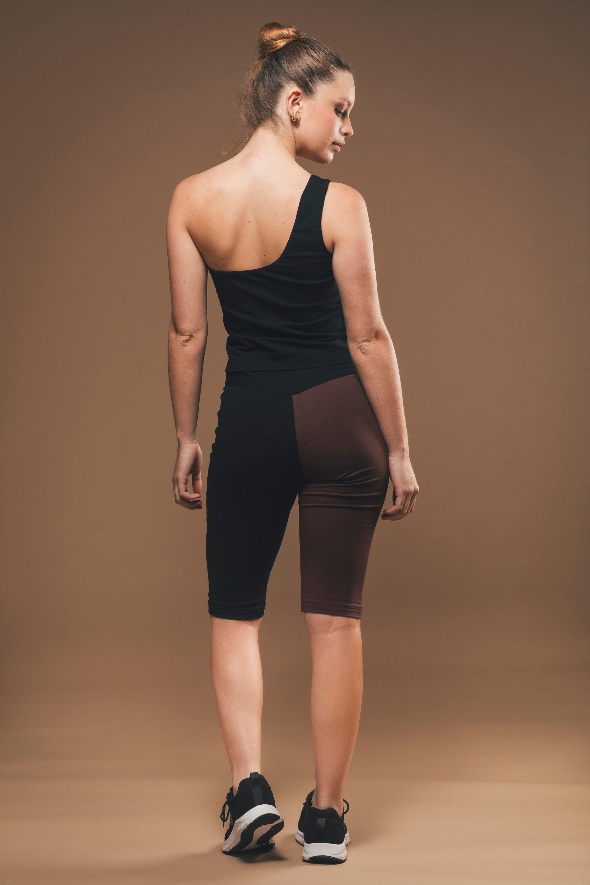 Imagen de unos pantalones de ciclista de comercio justo negros y marrones fabricados por Organique.