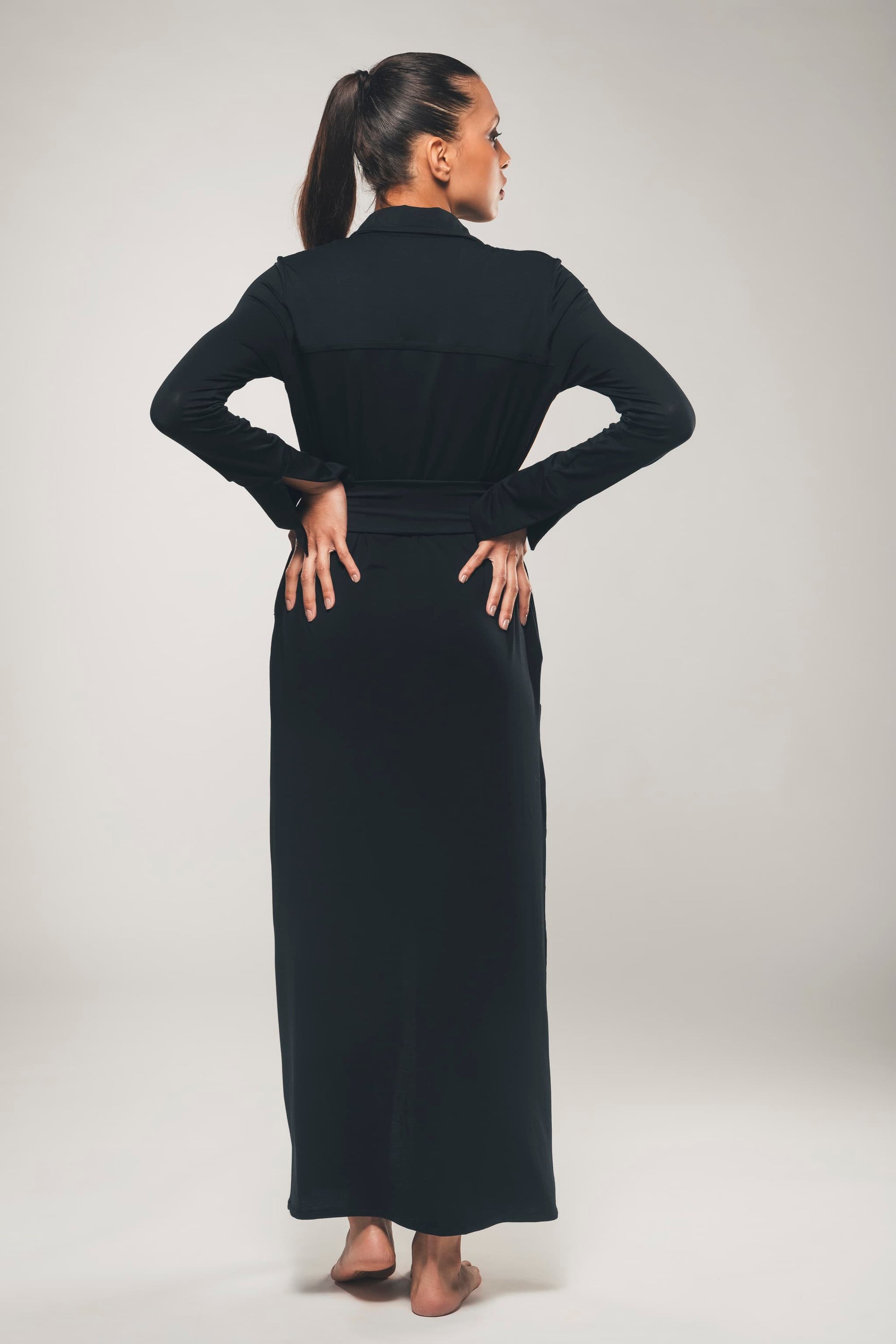 Image du dos d'une robe chemise maxi en lyocell noir fabriquée par Organique.